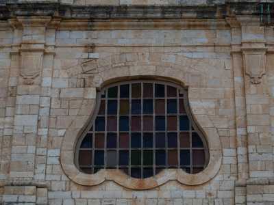 ...in quello superiore spicca il finestrone anch�esso mistilineo tipico dello stile barocco